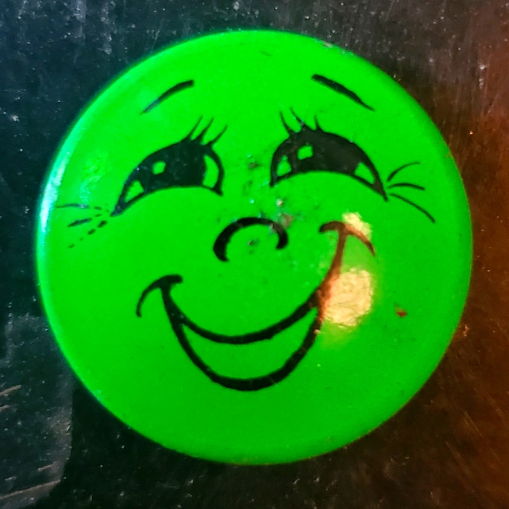 CREATIVE HOUSE Vintage Smiley Face Pin OG Emoji